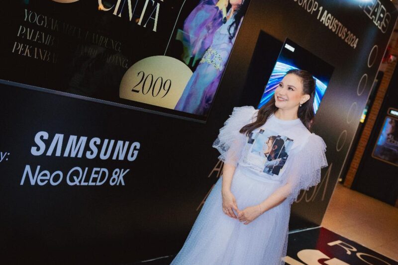 Samsung Apresiasi Perjalanan Karier Penyanyi Rossa dengan TV Berteknologi Artificial Intelligence